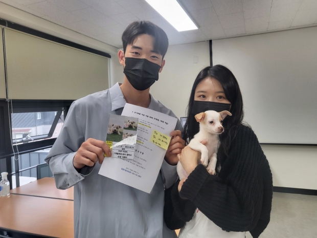 올 가을경 한 시민이 유기동물을 입양 후 기념촬영을 하고 있다