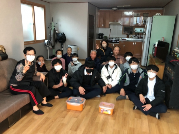 두빛나래 청소년들이 지난 9일 안강 1리 경로당을 방문해 김장김치를 전달하고 기념촬영을 하고 있다