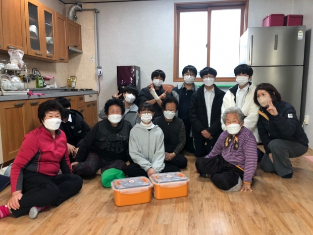 두빛나래 청소년들이 지난 9일 양월 6리 경로당을 방문해 김장김치를 전달하고 기념촬영을 하고 있다