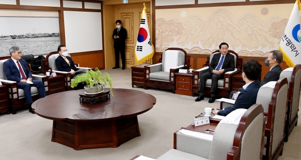 유정복 인천광역시장이 12일 시청 접견실에서 인천경제자유구역 발전자문위원회 위원에게 위촉장을 수여한 뒤 환담을 나누고 있다.