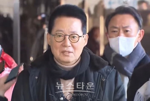 14일 검찰에 출석하는 박지원 전 국정원장/SBS 영상 캡처