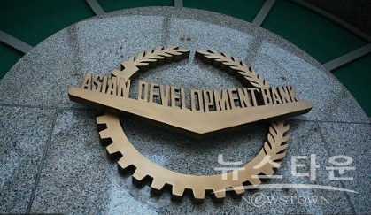 ADB  로고