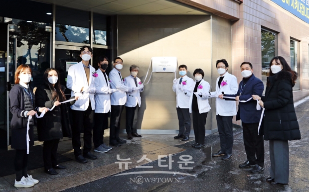 순천향대학교 천안병원이 최근 보건복지부가 시행한 ‘기관생명윤리위원회(IRB) 평가’에서 인증을 획득했다. 지난 12월 14일 건강증진센터 입구에서 박상흠 병원장, 백무준 연구부원장, 권준택 IRB위원장, 길효욱 첨단조직재생임상연구지원센터장 등이 참석한 가운데 IRB인증 현판식을 가졌다.
