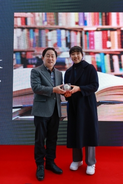 남양주시, 사람이 지식·재능·경험이 되는 특별한 도서관 ‘휴먼북 라이브러리’ 개관(사진1_주광덕 시장(왼쪽)과 김라경 선수(오른쪽)