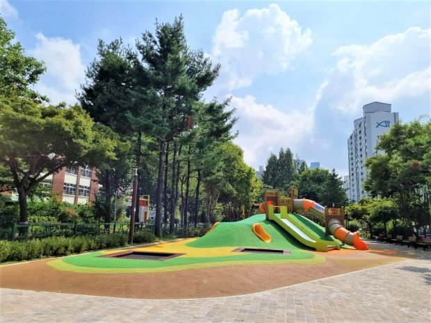 부천시 중동 무지개공원 놀이터가 무장애 통합 놀이공간으로 재탄생했다.