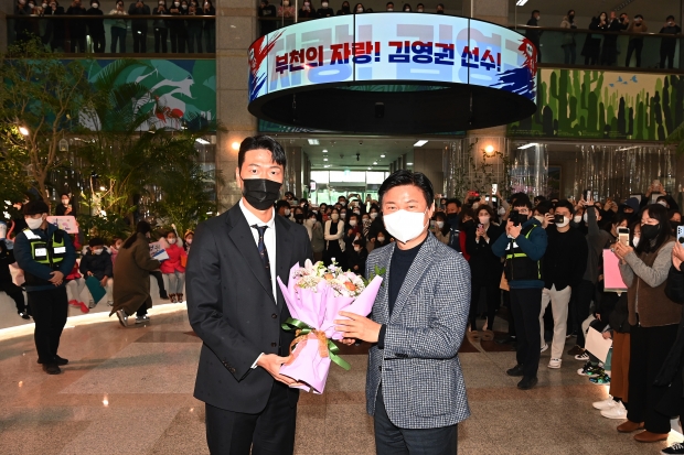 조용익 부천시장과 김영권 선수가 19일 시청 1층 로비에서 기념촬영을 하고 있다.