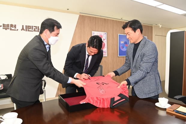 부천시청을 방문한 김영권 선수가 19일 시장실에서 자신의 등번호가 새겨진 대한민국 축구대표팀 유니폼에 사인을 하고 있다.