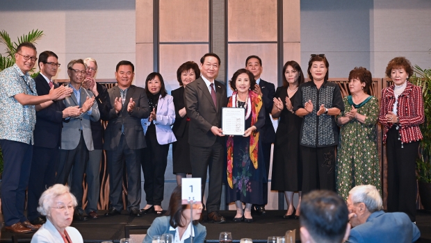 유정복 인천광역시장이 20일(현지시간) 하와이 프린스호텔에서 열린 이민 120주년 기념 인천의날에서 재외동포청 인천광역시 유치 지지선언문을 전달받고 있다.