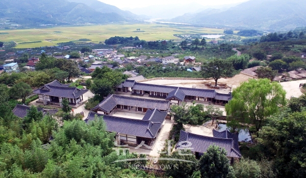 하동 평사리 들판과 최참판댁 전경