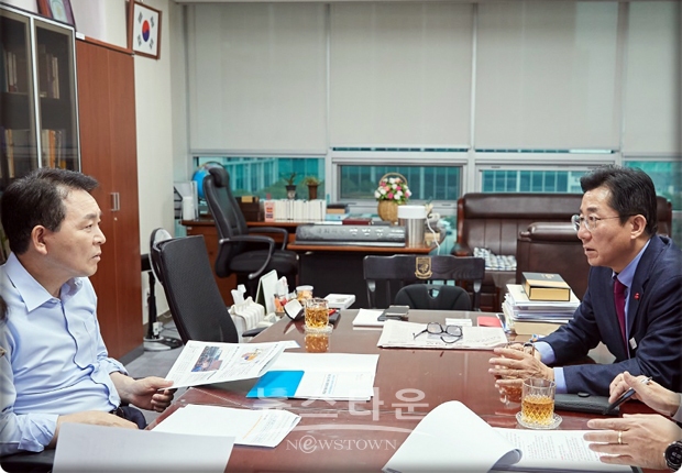 아산시가 12월 24일 국회 본회의를 통과한 내년 정부예산 가운데 8,855억을 확보하면서 지역경제 발전의 원동력이 될 현안사업 추진에 청신호를 켰다. 국민의힘 성일종 정책위 의장(사진/좌측)을 찾아 시정 주요 현안을 건의하는 박경귀 아산시장(사진/우측)