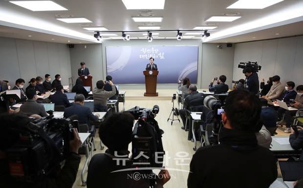 김태흠 충남지사가 12월 26일 충남도청 프레스센터에서 기자회견을 열고, 국회 본회의를 통과한 내년 정부예산 638조 7000억 원 가운데, 도가 확보한 국비는 9조 589억 원이라고 밝혔다.