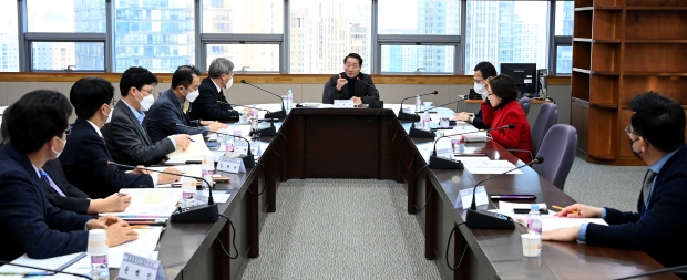 유정복 인천광역시장이 27일 송도G타워에서 인천경제자유구역청 2023년도 주요업무계획을 보고받고 있다.