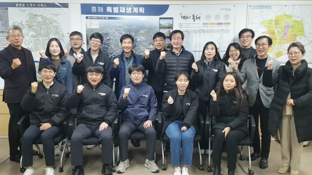 포항시 ‘지진특별지원단’ 직원 단체사진