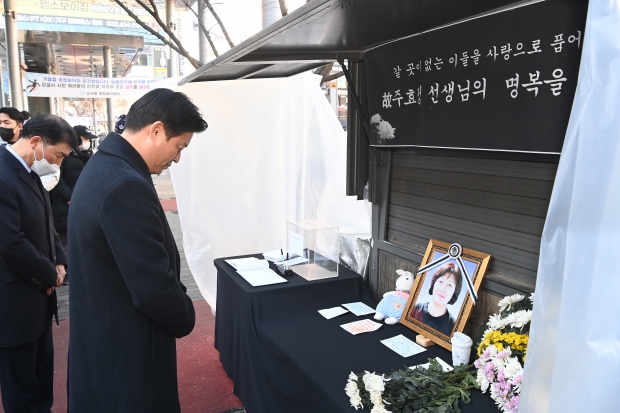 조용익 부천시장이 지난 2일 부천역 마루광장에 마련된 故주효정 선생 분향소를 직접 찾아 애도했다.