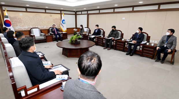 유정복 인천광역시장이 3일 시청 접견실에서 열린 '2022년 하반기 적극행정 우수부서 및 공무원 표창 수여식'에서 표창을 수여한 뒤 격려하고 있다.