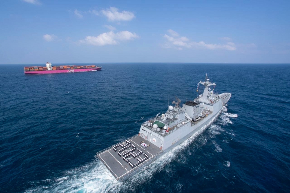 청해부대가 아덴만 해역에서 선박호송 중 2023년에도 우리국민의 안녕과 통항 선박의 안전항해를 기원하고 있다./합참