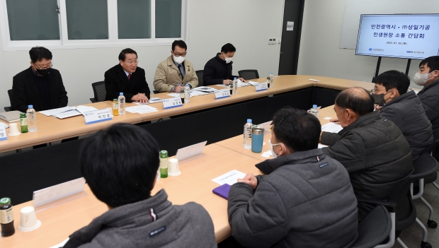 유정복 인천광역시장이 3일 계양구 (주)성일기공에서 김성묵 대표이사 등 직원들과 간담회를 하고 있다.