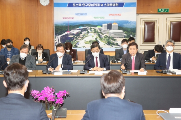 포항시, 보건복지부, 경북도, 포스텍이 함께 개최한 ‘보건복지부 장관 의사과학자 양성 간담회’에서 포스텍 연구중심의대 설립 공감대 형성을 위해 의견을 전하고 있는 이강덕 포항시장