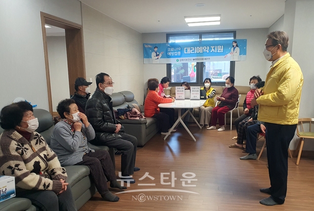 김석기 김해부시장이 경로당을 돌며 코로나19 동절기 추가접종 독려에 나섰다. 김 부시장은 4~6일 주촌면과 장유1동, 진영읍 6개 경로당을 방문해 고령층과 기저질환자는 동절기 추가접종이 중요하다며 추가접종용 2가 백신의 효과와 안전성을 소개했다.
