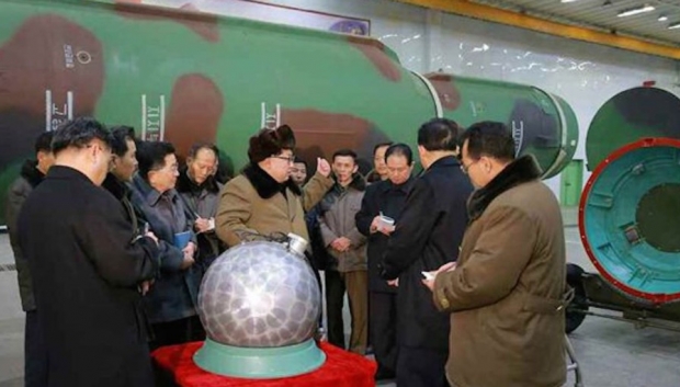 미사일과 핵 프로그램은 확실히 북한의 약점과 취약성 때문에 추진된다. 그러나 북한은 김정은의 지도아래 한반도를 통일하려는 아직도 깊이 간직되어 있는 목표의 표현이기도 하다. 현재의 호전적인 자세는 부분적으로 남한 국민들과 안보 동맹국들 사이에 쐐기를 박기 위한 것이다. / 사진 : 유튜브 캡처