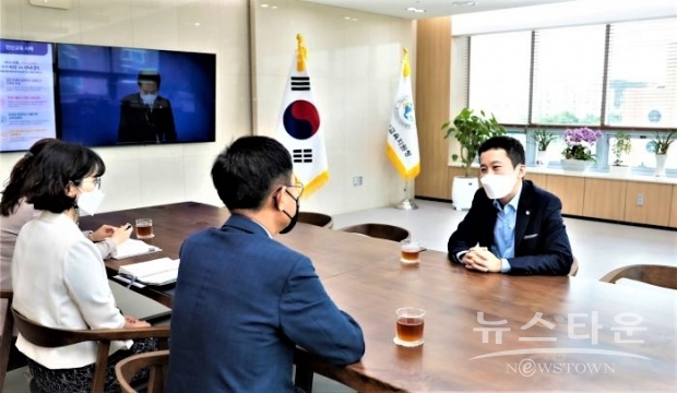 안산시의회가 올해 현장 중심의 의정활동을 통해 지역 정보의 저류지 역할을 맡겠다는 포부를 밝혔다. 사진은 지난해 제9대 전반기 의장단이 지역 기관들을 방문한 모습.