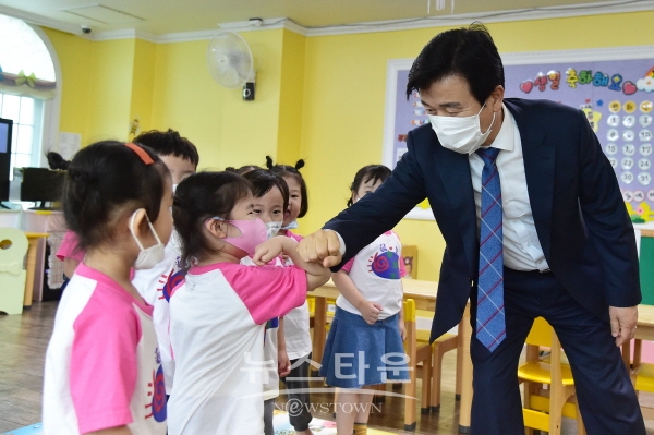 어린이집을 방문하고 있는 조규일 진주시장