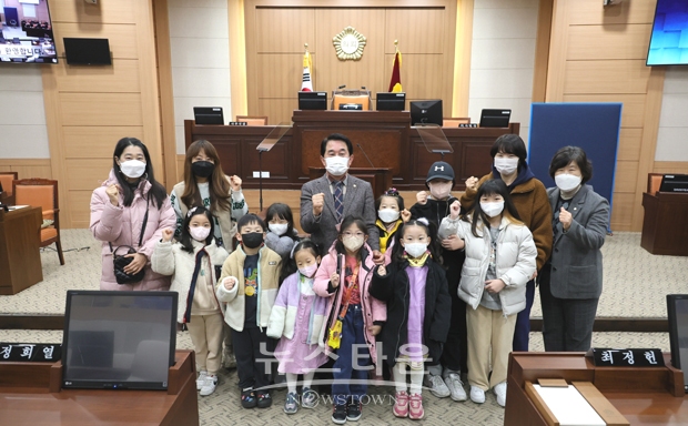 1월 11일 이안나누리작은도서관을 이용하는 초등학생·학부모 등 총 12명이 김해시의회를 방문하여 본회의장과 의회 시설을 견학했다.