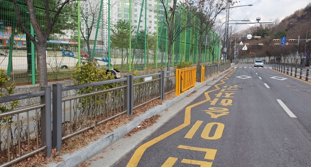 어린이 보호 구역 승하차 구간 정비 사진(월산초등학교)
