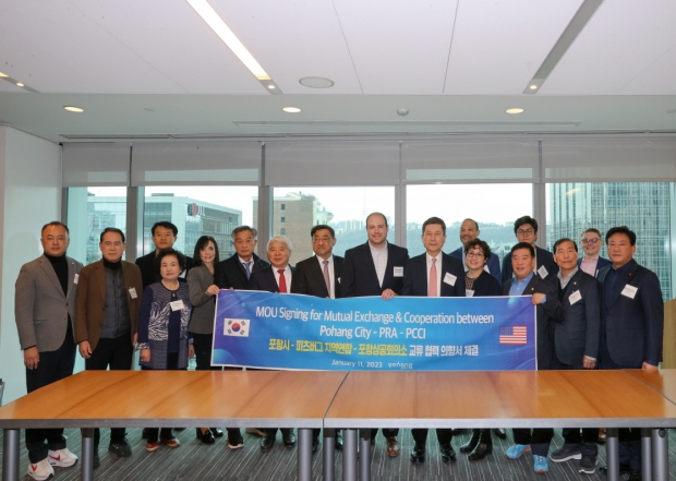 포항시-PRA-포항상공회의소는 미국 피츠버그 페어몬트호텔 컨퍼런스홀에서 혁신경제 분야의 네트워크 구축 등을 골자로 한 MOU를 체결했다