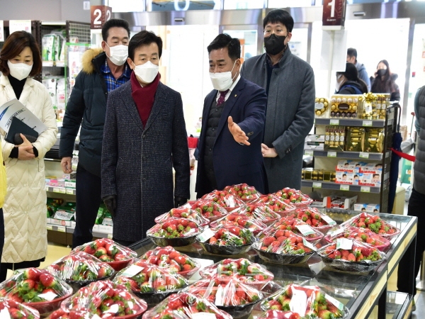 2021년 12월 29일 진주중부농협 로컬푸드 직매장 1호점을 방문한 조규일 진주시장