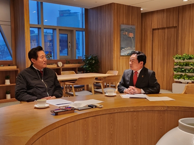 13일 주광덕 남양주시장(오른쪽)이 오세훈 서울시장(왼쪽)을 만나 불암산 터널 개설과 강변북로 BTX 추진 등에 대해 서울시의 적극적인 협조를 요청했다.