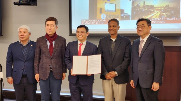 이강덕 포항시장, 백인규 포항시의회 의장, 김무환 포스텍 총장 등 포항시 대표단 일행이 카네기멜론대를 방문해 포스텍 박태준 미래전략연구소와 카네기멜론대학 블락 연구소 간 정례포럼 개최 관련 초정장을 전달하고 있다