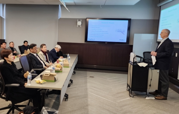 포항시 대표단 일행이 카네기멜론대에서 산학협력을 통한 신기술 상용화 과정에 대한 설명을 듣고 있다