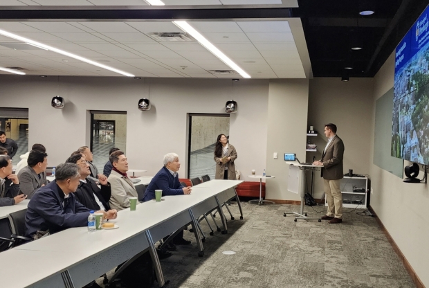 포항시 대표단 일행이 피츠버그 지역연합(PRA) 사무실에서 바이오산업 육성에 대한 발표를 듣고 있다