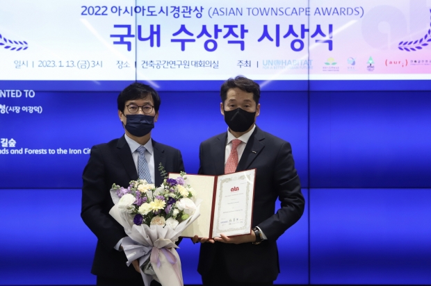 김남일 포항시 부시장이 13일 세종시에서 열린 ‘2022 아시아 도시 경관상’ 국내 시상식에 참석해 본상을 수상했다