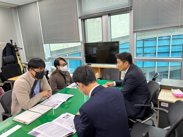 김남일 포항시 부시장이 유형선 기획재정부 타당성심사과장을 만나 수소연료전지 발전 클러스터 구축사업의 예비타당성조사가 최종 통과될 수 있도록 요청하고 있다