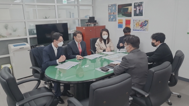 김남일 포항시 부시장이 양기욱 산업통상자원부 산업공급망정책국장을 만나 ‘이차전지 특화단지’에 포항시가 반드시 지정될 수 있도록 건의하고 있다