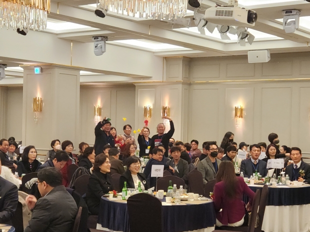 노래자랑에서 응원중인 회원 모습