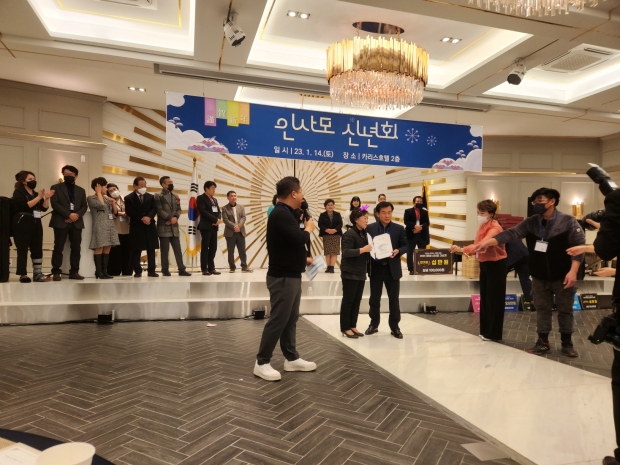 인기상 수상자에게 상금 10만원을 수여했다
