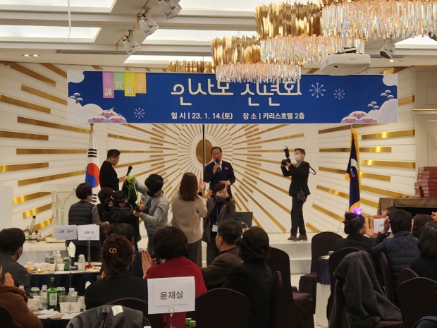 인사모 송광식 동구회장이 노래자랑에서 열창했다