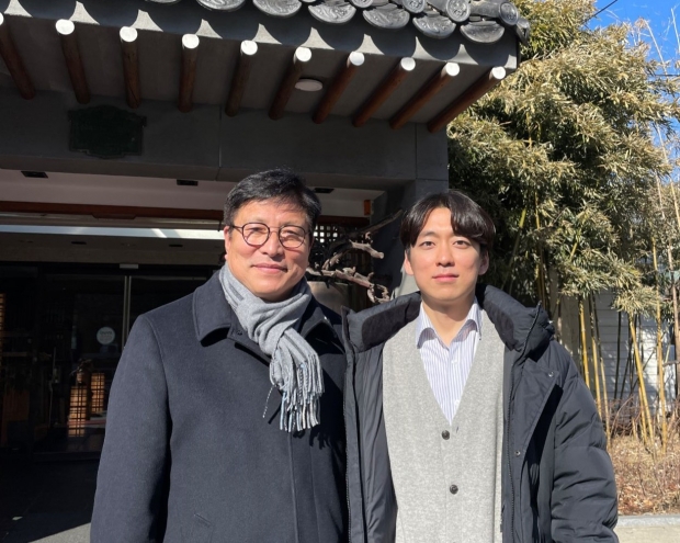 박민협 연수구의원(오른쪽)이 도성훈 인천시교육감을 만나 송도중학교의 송도국제도시 이전에 교육청의 협조를 요청했다..