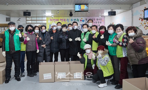 아산시 5개 봉사단체가 지난 1월 17일 ‘설맞이 선물 꾸러미 나눔 봉사’ 활동에 나서 취약계층 어르신 180명에게 따뜻한 명절을 선물했다. 햇반, 라면, 떡국, 휴지 등 20여 종류의 식료품과 생필품을 꾸러미로 만들어 전달했다.