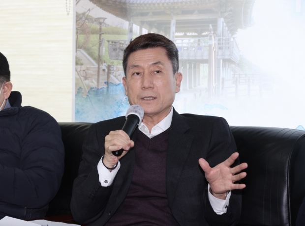 이강덕 포항시장이 18일 시청 브리핑룸에서 미국 방문 성과에 대해 설명하고 있다