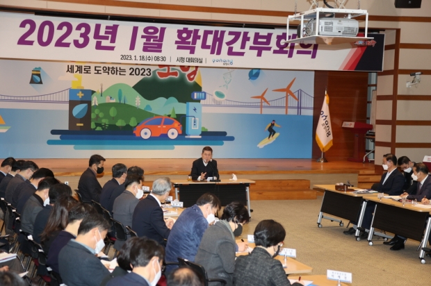 이강덕 포항시장이 18일 시청 대회의실에서 새해 첫 확대간부회의를 개최하고, 지난 2주간의 미국 출장 결과를 공유하는 한편 포항의 미래 신산업 경쟁력 강화를 위한 발전 방향에 대해 논의하고 있다