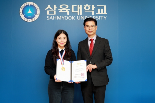 삼육대 화학생명과학과 전은선(왼쪽) 학생이 김일목 총장과 대통령과학장학증서를 들고 기념사진을 찍고 있다.
