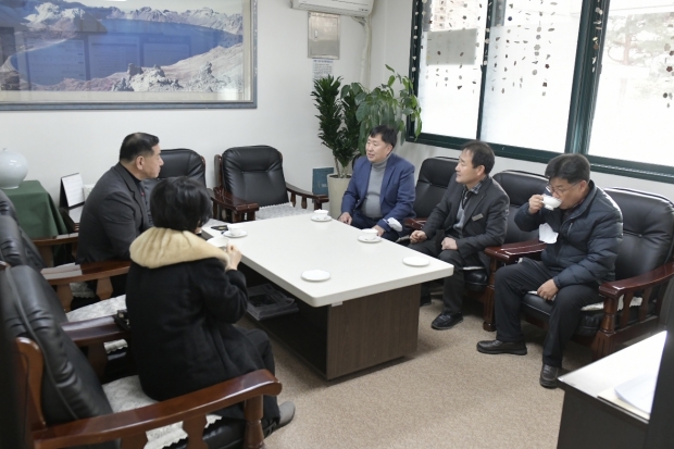 시설 관계자로부터 애로사항을 청취하고 있는 최원철 시장