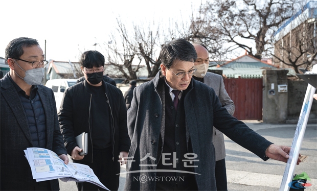 김돈곤 청양군수가 지난 1월 19일 청양읍 읍내3·4리 도시재생사업 대상지를 방문해 사업 추진현황 및 거점시설 예정지를 점검했다.