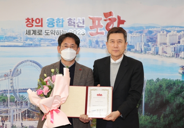 이강덕 포항시장이 20일 시청 대외협력실에서 이경식 그린웨이추진과장에게 아시아도시경관상을 전달했다