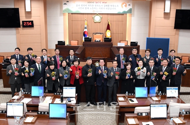 김해시의회가 1월 27일 새해 첫 회기인 제251회 임시회를 개회하고 오는 2월 3일까지 8일간의 회기 일정에 돌입했다. 의회는 ‘2023년 희망찬 새해! 꿈과 행복이 가득한 행복도시 김해를 만들도록 시민과 함께 소통하는 의회가 되겠습니다’란 문구가 담긴 플래카드를 걸고 시민들에게 새해 인사 메시지를 전했다.