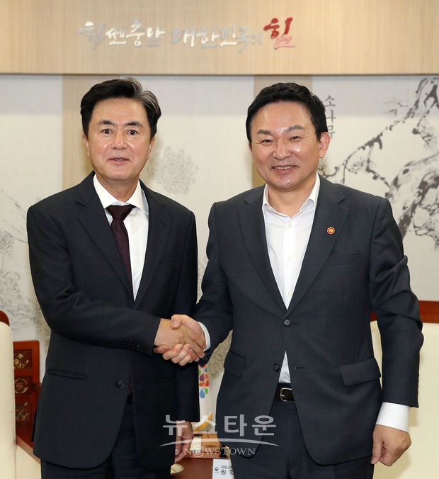 지난해 11월 21일 충남도내 국토교통 분야 현안 논의를 위해 충남도청을 찾은 원희룡 국토부 장관(사진/우측)에게 김태흠 충남지사(사진/좌측)가 당진∼광명 민자고속도로 적격성 조사를 요청했다. 김 지사는 제2서해대교 건설 필요성을 설명하며, 민간 투자를 폭넓게 활용해 달라고 강조했다.